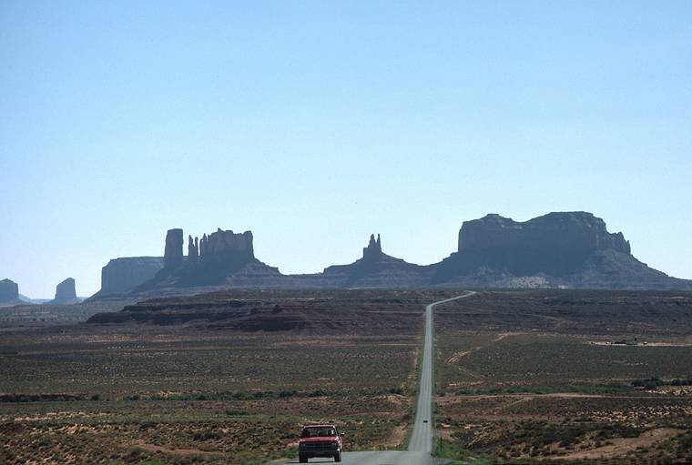 July 27, 1986 - Monument Valley, Utah/Arizona.<br />Approach from the North.