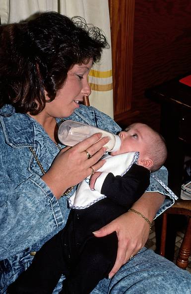 Nov. 26, 1987 - At Marie's for Thanksgiving, Lawrence, Massachusetts.<br />Kim feeding her new (and first) baby TJ.