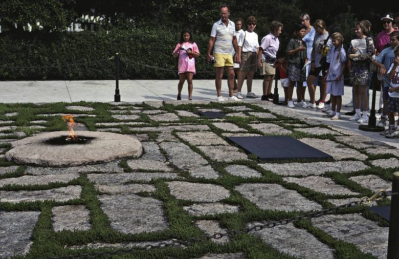 August 29, 1990 - Arlington National Cemetery, Arlington, Virginia.<br />John Fitzgerald Kennedy's tomb.<br />Natalia and Marta are among the visitors.