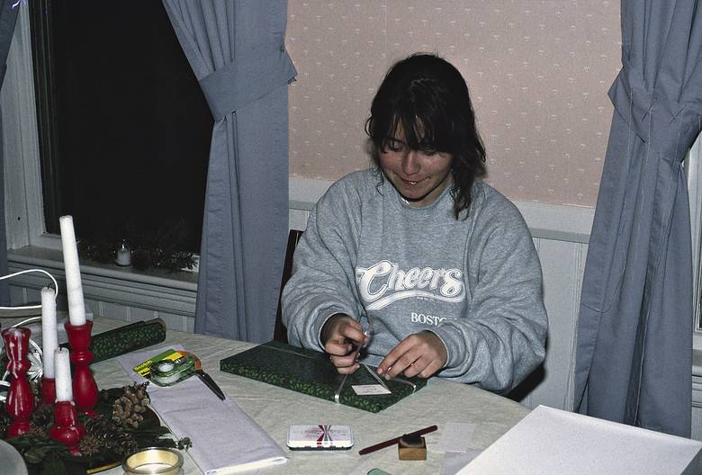 December 22, 1990 - Merrimac, Massachusetts.<br />Cranberry and popcorn or decorate the Christmas tree time.<br />Natalia wrapping some presents while waiting for the popcorn.