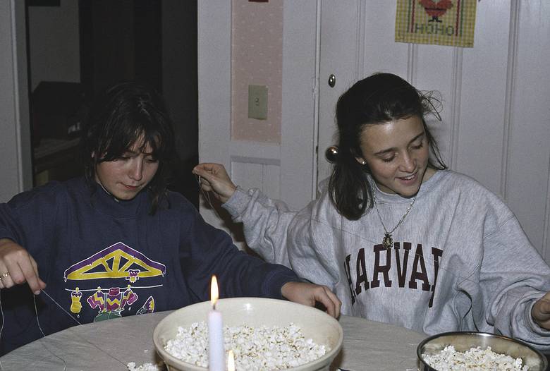 December 22, 1990 - Merrimac, Massachusetts.<br />Cranberry and popcorn or decorate the Christmas tree time.<br />Even the Spaniards Natalia and Belen are getting the hang of it.