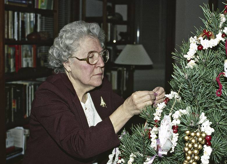 December 22, 1990 - Merrimac, Massachusetts.<br />Cranberry and popcorn or decorate the Christmas tree time.<br />Marie helping decorate the tree.