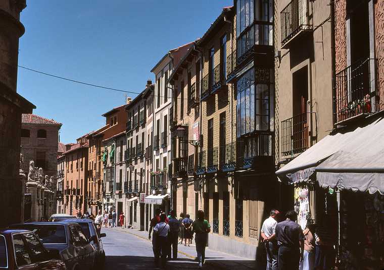 July 1, 1990 - Segovia, Spain.<br />Street from the cathedral to the Alczar.