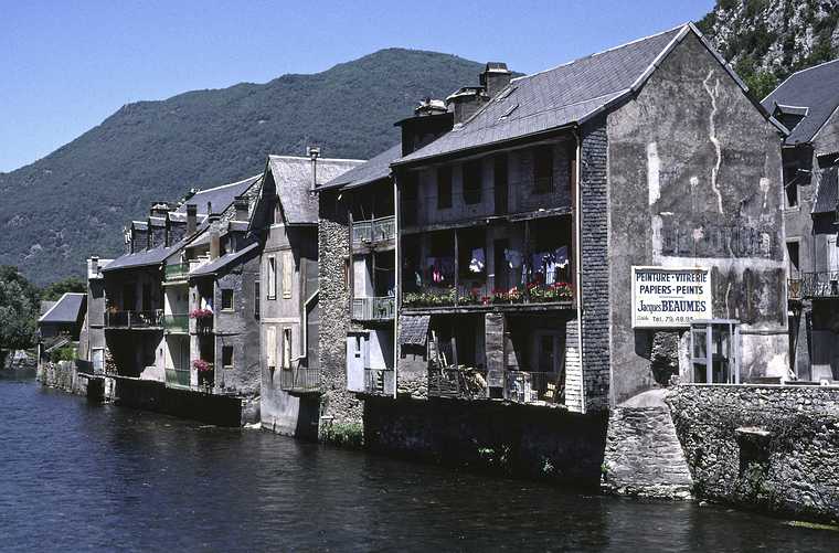 July 11, 1990 - Saint-Bat. France.<br />Along the Garonne River.