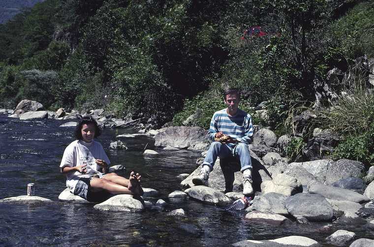 July 11, 1990 - South of Saint-Bat. France.<br />Lunch break along the Garonne River.<br />Melody and Julian.