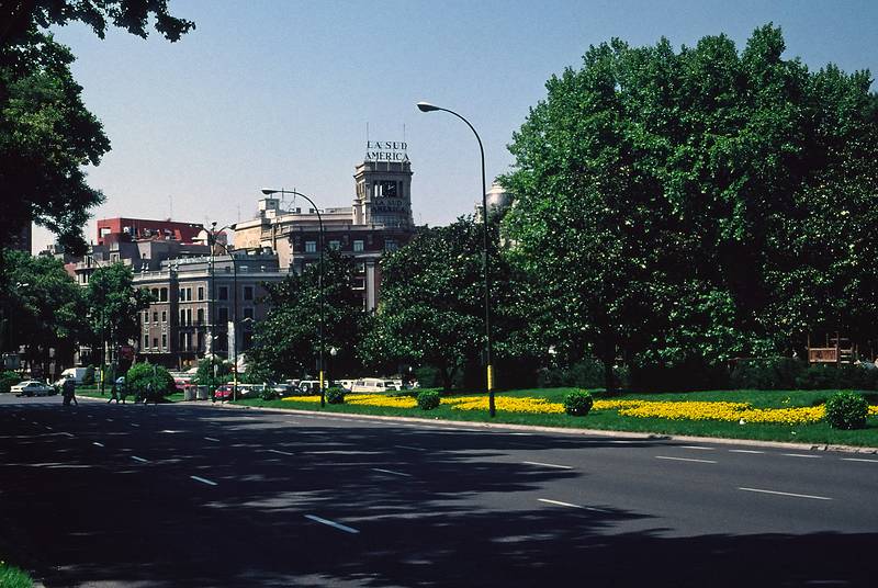 July 5, 1995 - Madrid, Spain.<br />Paseo de Recoletos, different block, no cars.