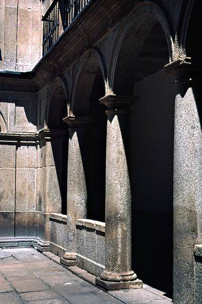 July 6, 1995 - El Escorial, Spain.<br />Patio with arches at the Monasterio de San Lorenzo del Escorial.