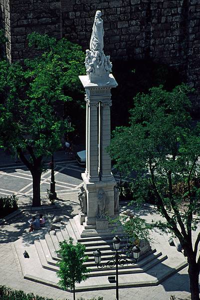 July 9, 1995 - Sevilla, Spain.<br />Monument to the Virgin Mary at the Plaza del Triumfo as seen from La Giralda.