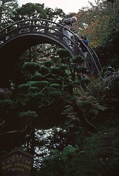 Marie and Joyce negociating the bridge.<br />Japanese Tea Garden at Golden Gate Park.<br />Nov. 8, 1998 - San Francisco, California.