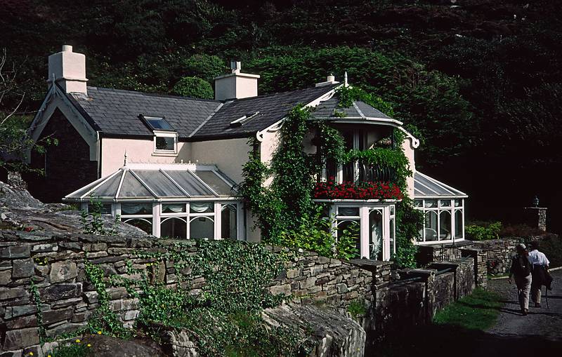 Fuchsia on balcony. We saw lots of it on this trip.<br />Hike on Sheep's Head peninsula along south shore of Bantry Bay.<br />August 29, 1999 (Day 1) - Bantry and environs, County Cork, Ireland.