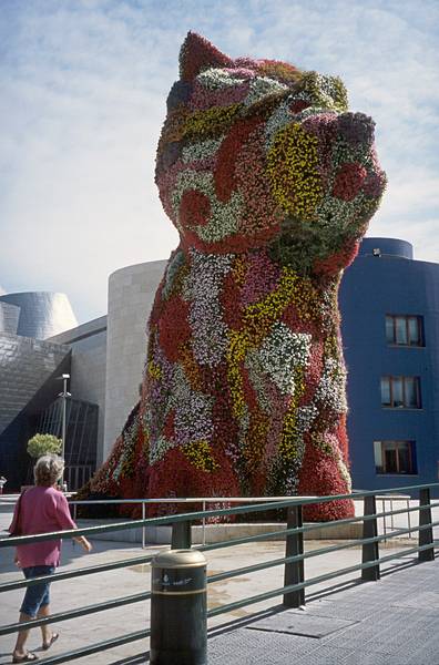 July 9, 2000 - Bilbao, Spain.<br />Frank Gehry's Guggenheim Museum.<br />A big floral dog by Larry Koons