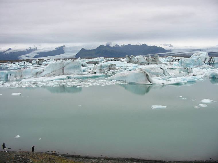 Sept 1, 2001 - At the shore of Jkulsrln (glacial river lagoon) at the foot of Breiamerkurjkull (a part of Vatnajkull).<br />4th shot of a left to right scan. This lagoon can be seen in the Bond movie "Die Another Day".