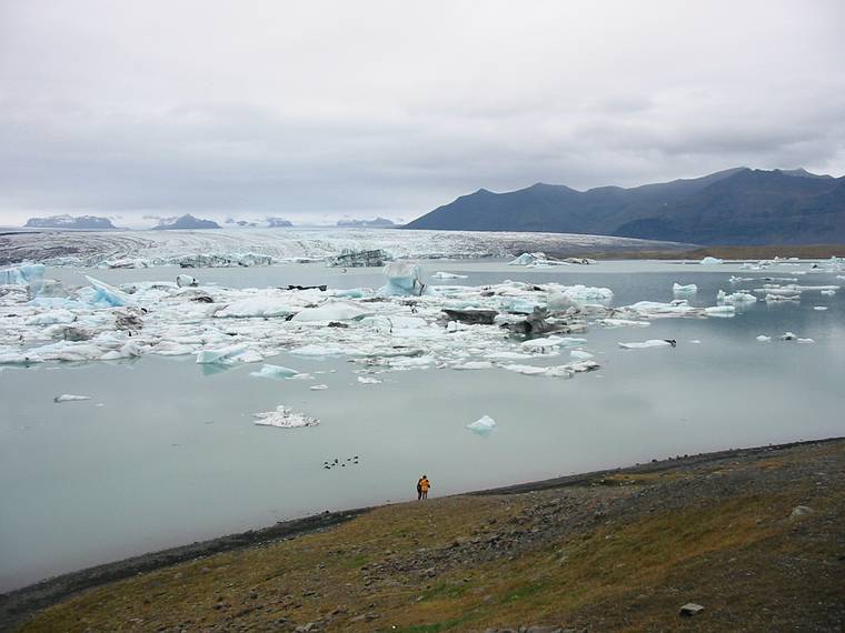 Sept 1, 2001 - At the shore of Jkulsrln (glacial river lagoon) at the foot of Breiamerkurjkull (a part of Vatnajkull)<br />6th shot of a left to right scan.