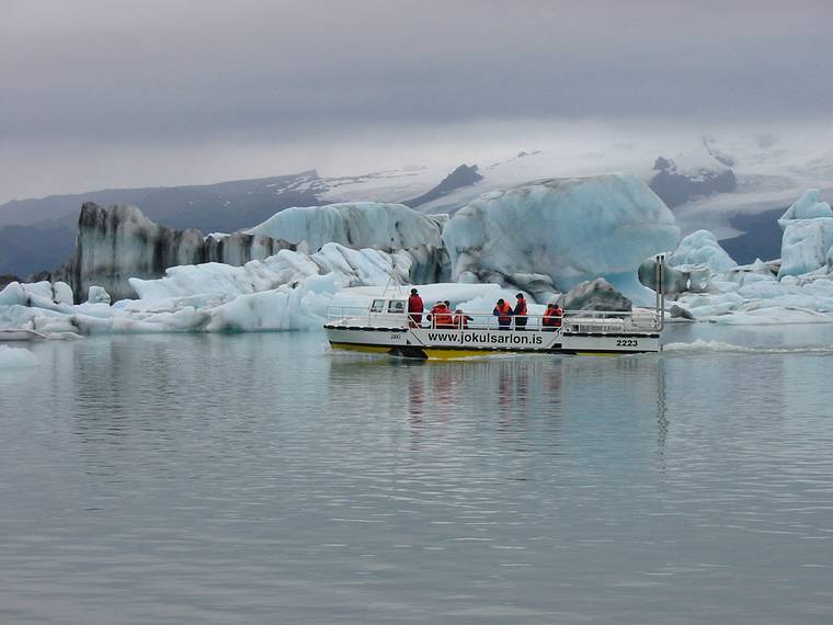 Sept 1, 2001 - At the shore of Jkulsrln (glacial river lagoon) at the foot of Breiamerkurjkull (a part of Vatnajkull).<br />The last run of the day of the lagoon tour boat.