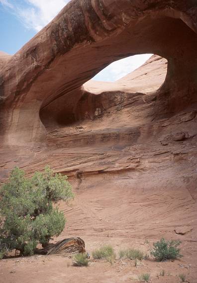 May 17, 2001 - Full day tour of Mystery Valley and Monument Valley, Utah/Arizona.<br />Honeymoon Arch, Mystery Valley.