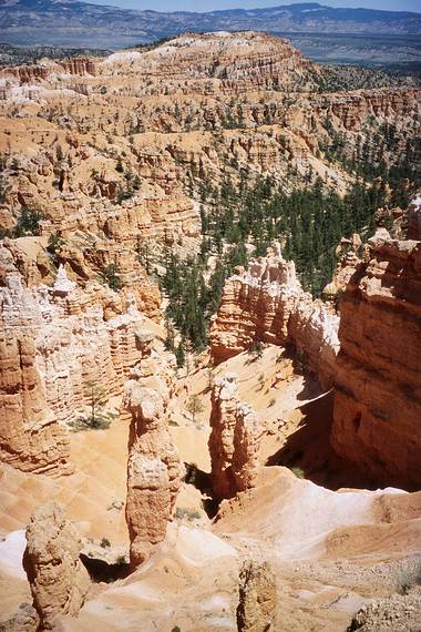 May 22, 2001 - Bryce Canyon National Park, Utah.<br />Hike along Navajo Loop Trail and Queens Garden Trail.<br />Overlooking the left side of Bryce Canyon proper from Sunset Overlook.