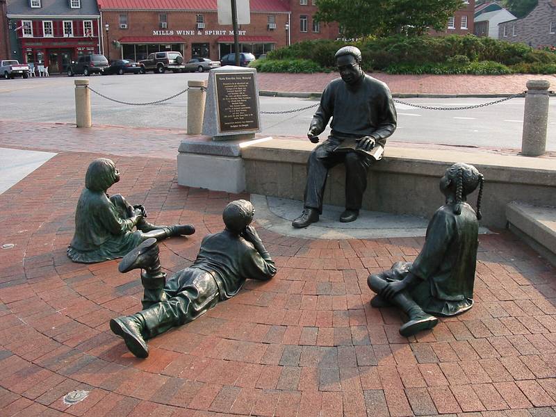 Aug 12, 2002 - Annapolis, Maryland.<br />Alex Haley and children statue.
