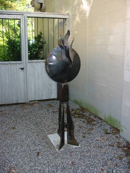 Sept 29, 2002 - Ogunquit, Maine.<br />Another of Joyce's sculptures at the Ogunquit Arts Collaborative Gallery.