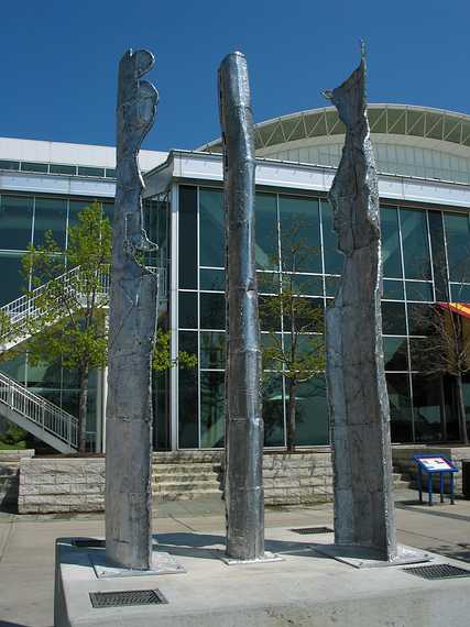 May 6, 2003 - Chicago, Illinois.<br />A sculpture at the Navy Pier 2003 show.