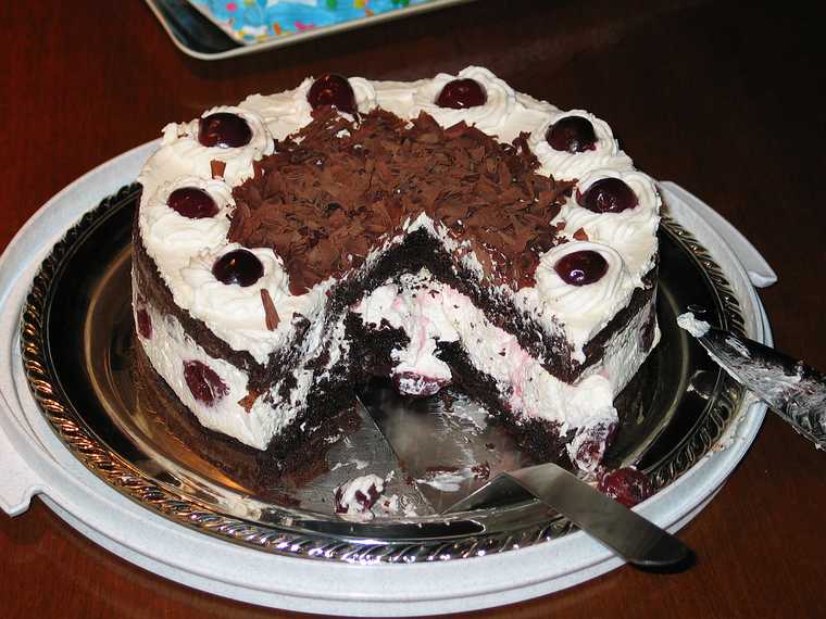 July 6, 2003 - Manchester by the Sea, Massachusetts.<br />Uldis' and Edite's namesday celebration.<br />Cake by Joyce.