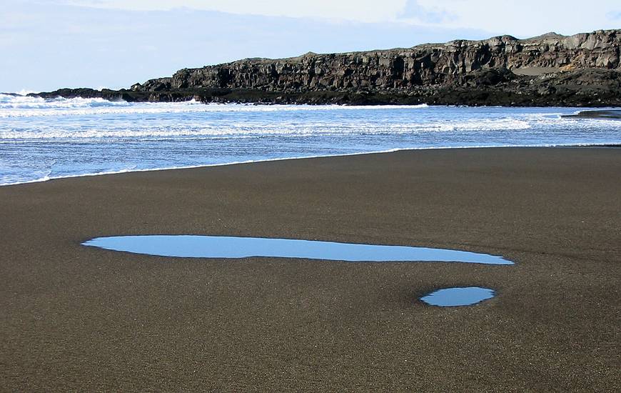March 22, 2004 - Between Reykjanes and Hafnir on the end of Suurnes, Iceland.<br />Beach at Stra-Sandvk bay.