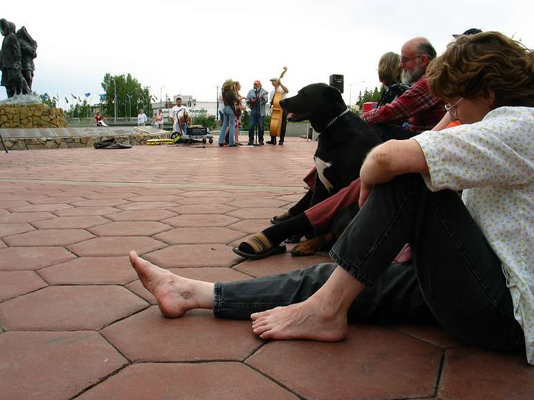 June 16, 2004 - Fairbanks, Alaska.<br />It's quite warm in Fairbanks. Eric Edelstein can be seen among the listeners.