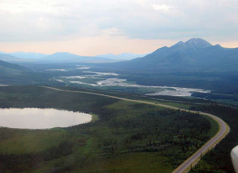 June 20, 2004 - South of Coldfoot, Alaska.<br />The Dalton Highway and the pipeline.
