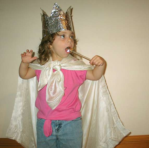 August 16, 2004 - Merrimac, Massachusetts.<br />Miranda on visit for the weekend.<br />Miranda as queen.