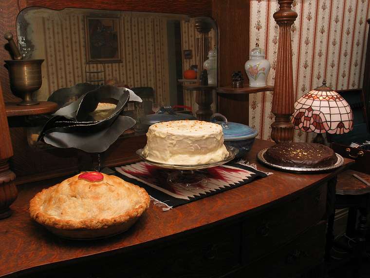 Nov. 25, 2004 - Tewksbury, Massachusetts.<br />Thanksgiving dinner at Paul and Norma's.<br />Desserts made by Joyce, Holly, and Joyce.