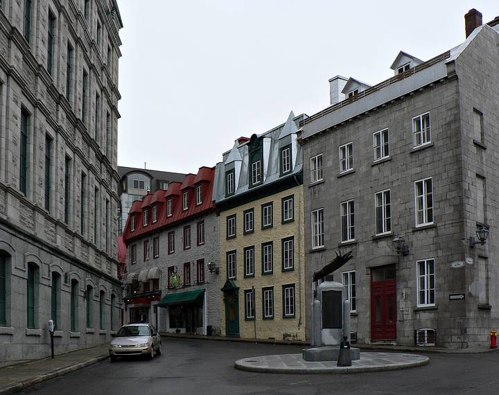 April 15, 2006 - Quebec City, Quebec, Canada.<br />At intersection of Rue Donnacona and Rue des Jardins.