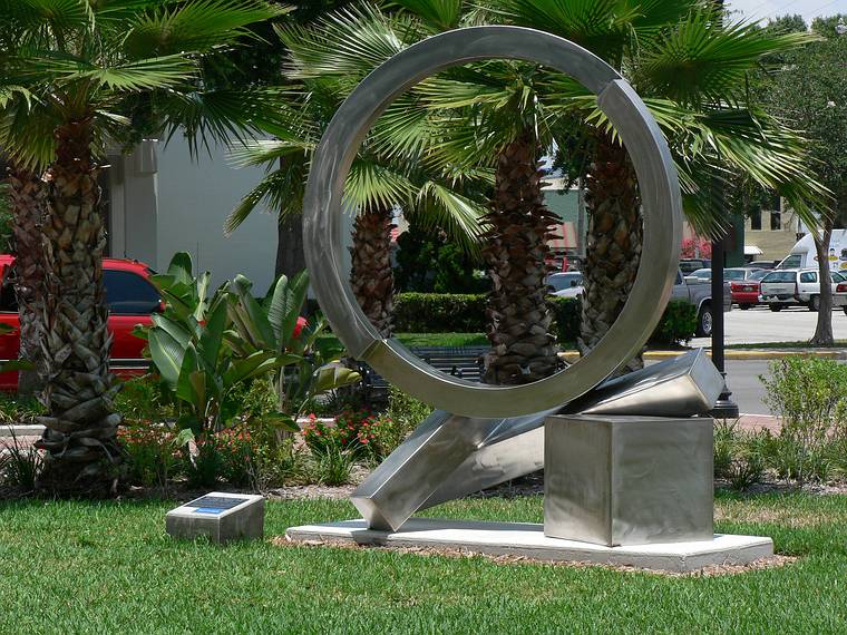 May 30, 2006 - Winter Haven, Florida.<br />Rob Lorenson (Middleboro, MA), "Split Ring in Motion", 2004, stainless steel, 9 x 8 x 34.<br />Best in show.
