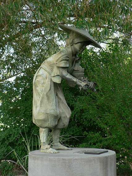 August 22, 2006 - Benson Sculpture Park, Loveland, Colorado.<br />Carla Knight, "Rice Ritual", bronze.