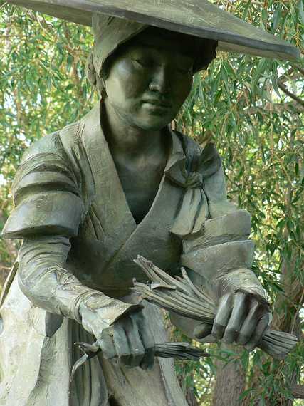 August 22, 2006 - Benson Sculpture Park, Loveland, Colorado.<br />Carla Knight, "Rice Ritual", bronze.