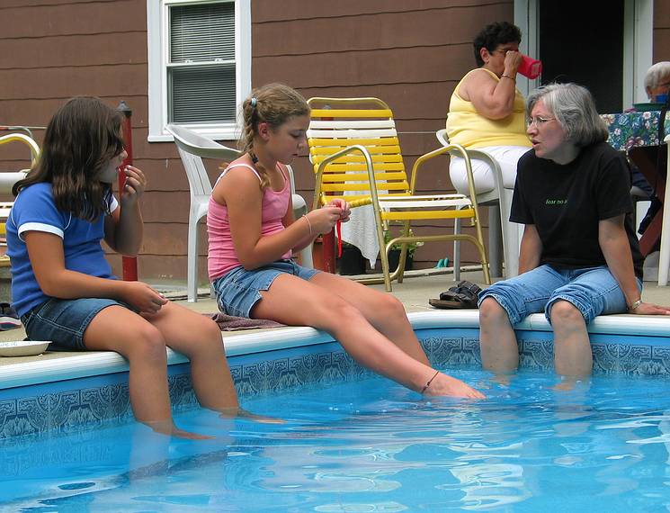 Sept. 4, 2006 - Lawrence, Massachusetts.<br />Arianna, Marissa, and Joyce.