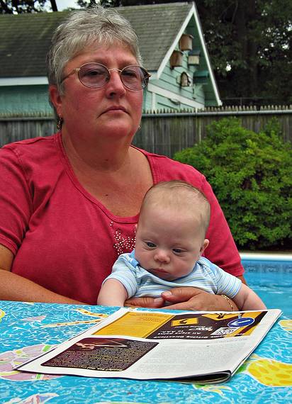 Sept. 4, 2006 - Lawrence, Massachusetts.<br />Norma and Matthew reading the magazine?