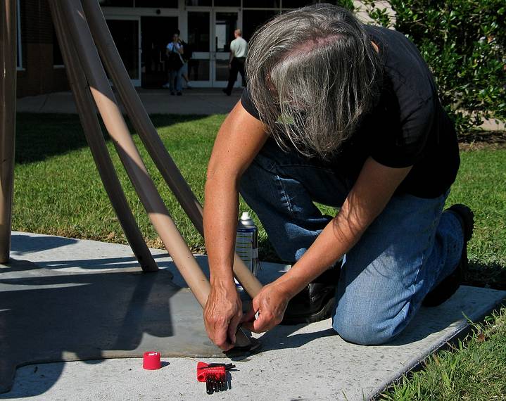 Sept. 20, 2006 - Longwood University, Farmville, Virginia.<br />Installation and priming of Joyce's "Strobus".<br />Joyce attaching a setscrew to fasten one of the needles.