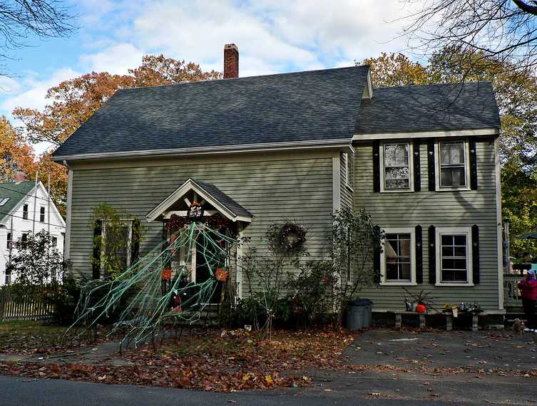 October 25, 2006 - Merrimac, Massachusetts.<br />Halloween decorations in the neighborhood.