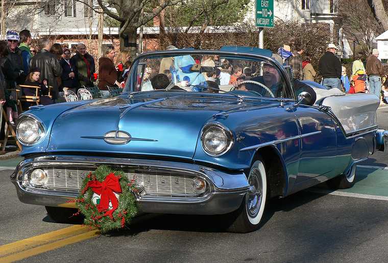 Dec. 3, 2006 - Santa Parade, Merrimac, Massachusetts.<br />1957 Oldmobile.