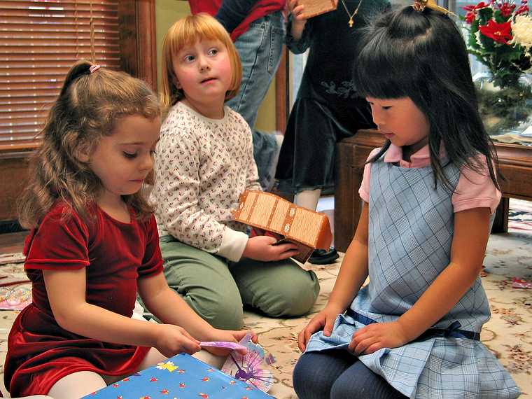 Jan. 6, 2007 - Miranda's 5th birthday celebration, Mendon, Massachusetts.<br />Miranda and friends.