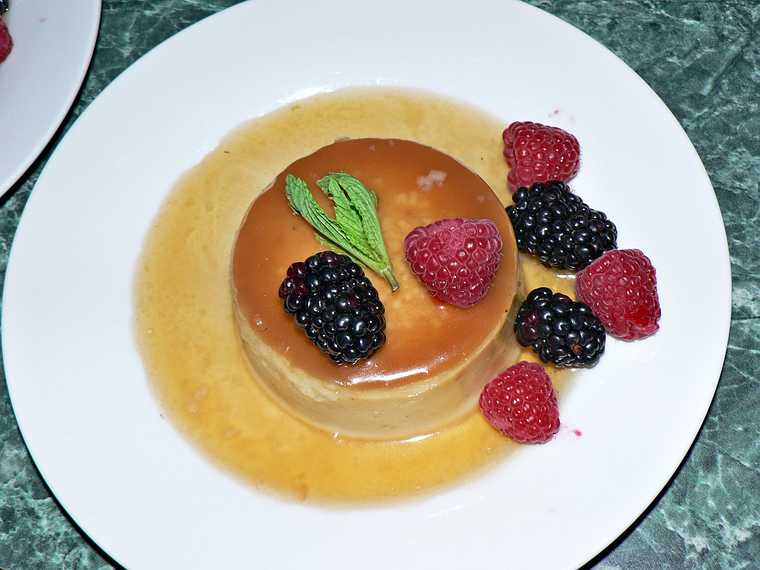 April 8, 2007 - Mendon, Massachusetts.<br />Easter, Norma's birthday, and Paul and Norma's wedding anniversary.<br />Paul's dessert.
