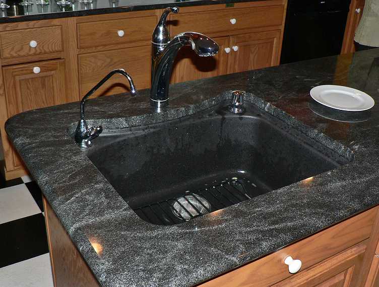April 13, 2007 - Tewksbury, Massachusetts.<br />At Paul and Norma's to see Melody.<br />New sink, faucets, and countertop.