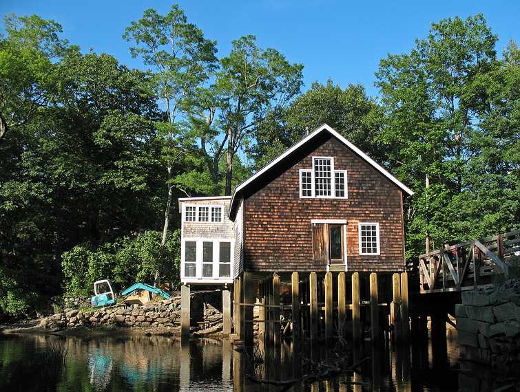 July 3, 2007 - Maudslay State Park, Newburyport, Massachusetts.<br />The Curzon's Mill building is being raised. I guess the owners got tired<br />of having their house flooded every few years. (See 20050330_001b.)