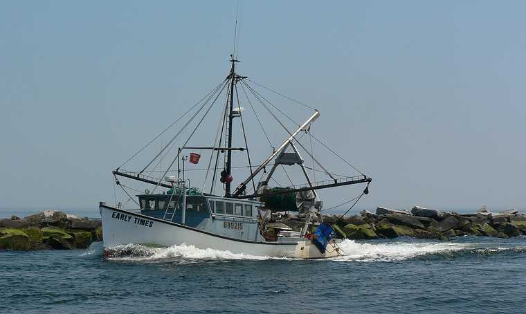 July 26, 2007 - Newburyport/Salisbury, Massachusetts.<br />A few hours of sailing with Nancy and John.<br />The "Early Times" returning along the North jetty at the mouth of the Merrimack River.