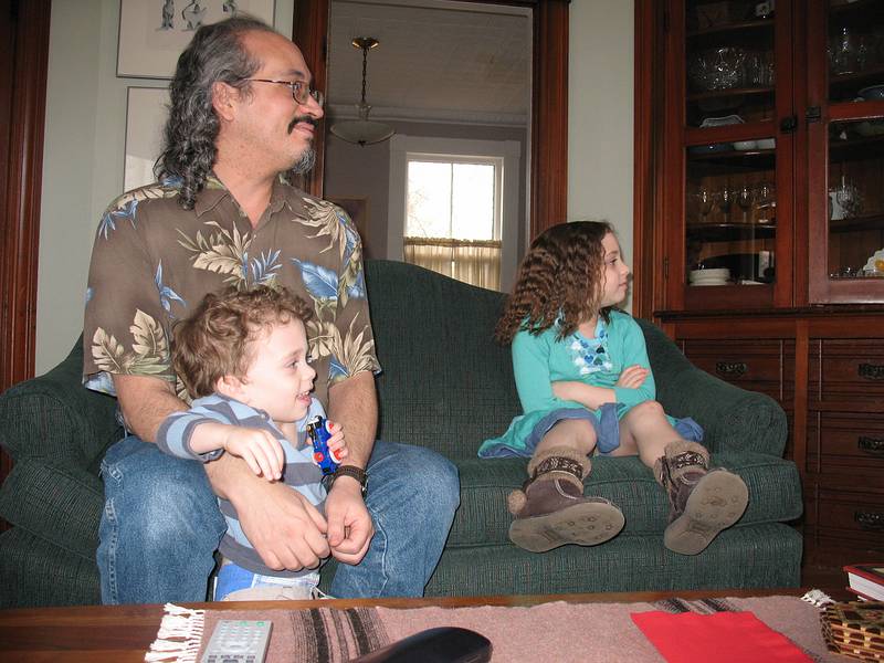 April 12, 2009 - Easter at Joyce and Egils' in Merrimac, Massachusetts.<br />Matthew, Carl, and Miranda watching a slide show of Easters past.
