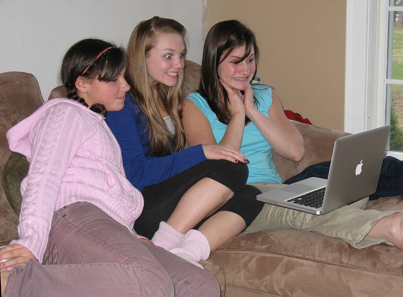 April 12, 2009 - At Tom and Kim's in South Hampton, New Hampshire.<br />Arianna, Jessi, and Laura having fun on an Apple laptop.