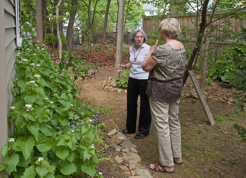 Joyce and ?<br />New England Sculptors Association gathering.<br />May 1, 2010 - Merrimac, Massachusetts.