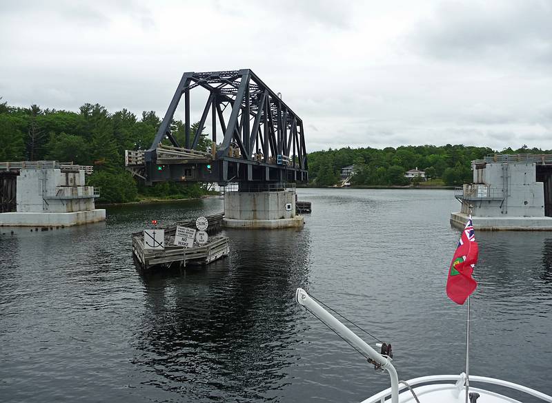 Three blasts and the bridge opened for us.<br />Boat ride among the 30,000 islands of Geaorgian Bay.<br />June 12, 2010 - Parry Sound, Ontario, Canada.