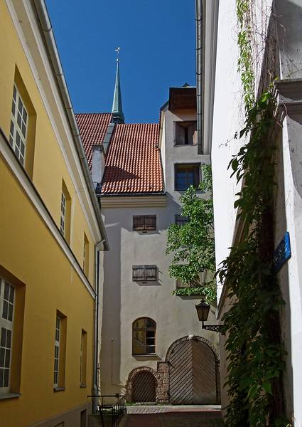 Lost in the alleys of Convent Court (Konventa Seta).<br />June 3, 2011 - Riga, Latvia.