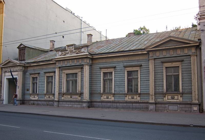 Another nice wooden building in need of some care.<br />Perhaps on K. Valdemara Street near Hansas Street.<br />June 5, 2011 - Riga, Latvia.