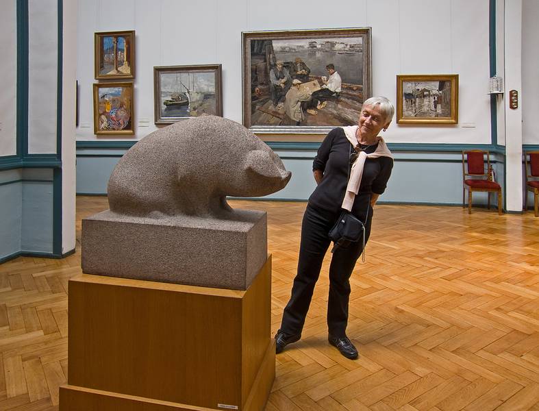 Baiba finally gets to see her pig.<br />At the National Museum of Art.<br />June 12, 2011 - Riga, Latvia.